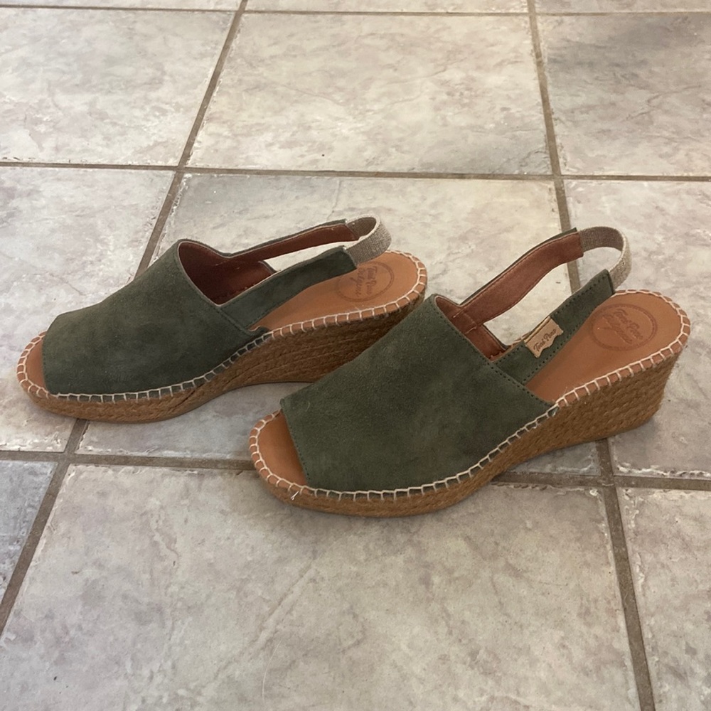 Toni Pons original shoes. Size 40- olive green color. Suede